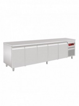 Refrigerating table composed of :