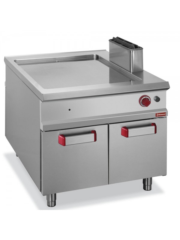 Grooved gas fry top, cupboard - PASS-THROUGH