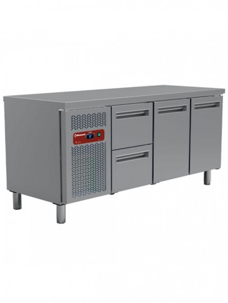 Refrigerating table composed of :