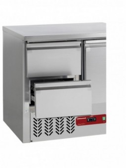 Refrigerating table composed of :