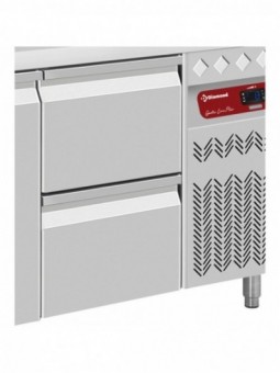Refrigerating table composed of :