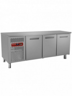 Refrigerating table composed of :