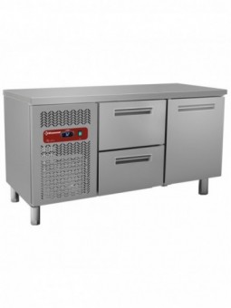 Refrigerating table composed of :