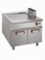Grooved gas fry top, cupboard - PASS-THROUGH