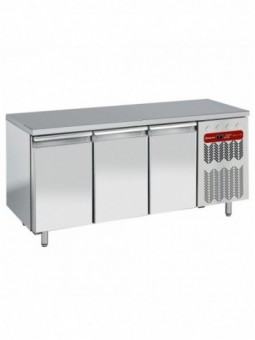 Refrigerating table composed of :