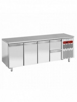 Refrigerating table composed of :