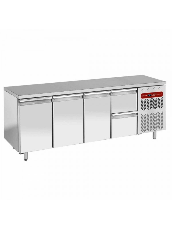 Refrigerating table composed of :