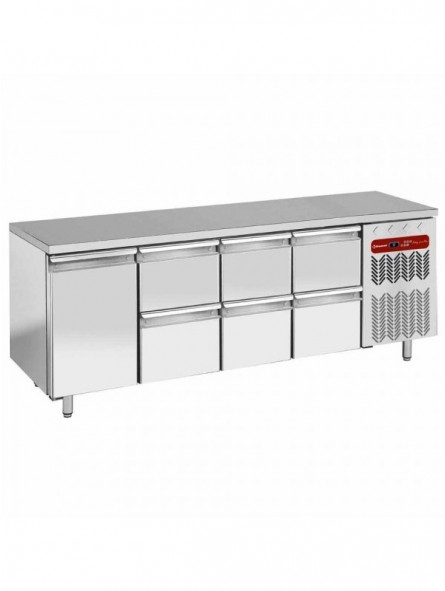 Refrigerating table composed of :