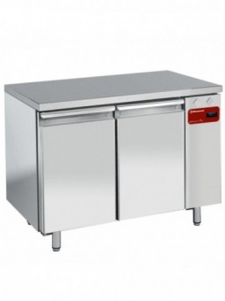 Refrigerating table composed of :