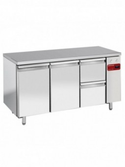 Refrigerating table composed of :
