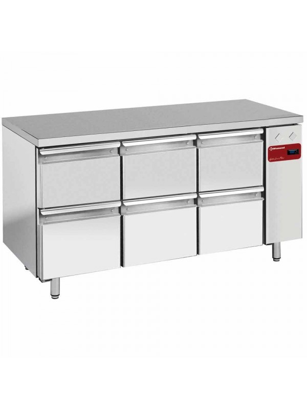 Refrigerating table composed of :