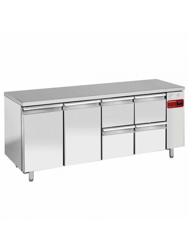 Refrigerating table composed of :